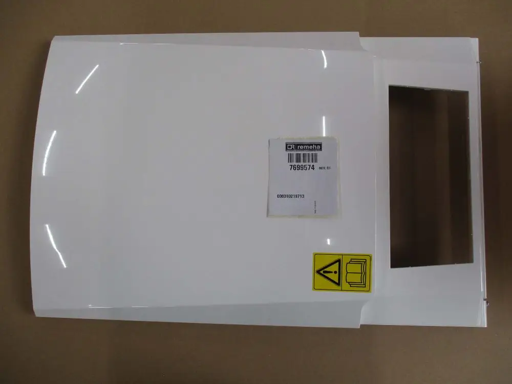 Weißes Kunststoffteil mit Öffnung auf der rechten Seite, gekennzeichnet mit einem Remeha-Label und Warnsymbol.